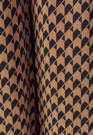 Un tissu brun présentant un motif géométrique de formes noires ressemblant à des flèches ou des chevrons, uniformément espacées et orientées dans plusieurs directions.