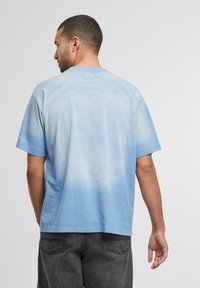 Market CRASH - Triko s potiskem - sky blue