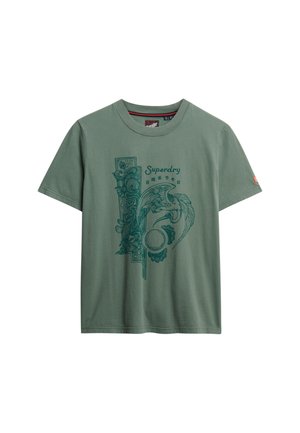 Groen katoenen T-shirt met een gedetailleerde grafische print met ingewikkelde ontwerpen en de tekst "Superdry." Ronde hals, korte mouwen.