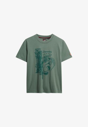Groen katoenen T-shirt met een gedetailleerde grafische print met ingewikkelde ontwerpen en de tekst "Superdry." Ronde hals, korte mouwen.