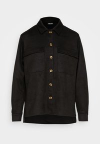 Svart mockaskjorta med krage, långa ärmar, två framfickor och guldtonade knappar i mitten. Slät textur och avslappnad passform.