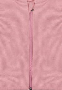 Indumento aderente rosa con zip, caratterizzato da un motivo a waffle testurizzato, con una cerniera frontale dello stesso rosa. Il materiale sembra morbido e elasticizzato.