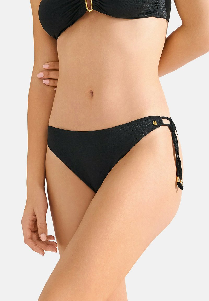 Zwarte bikinionder met een gladde textuur, laag gesneden ontwerp en zijbindsluitingen versierd met gouden accenten.