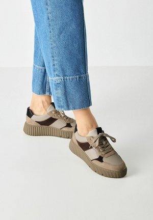 Sneakers - antelope comb