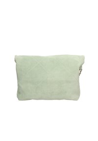 Quilted groene suède clutch tas met een rechthoekige vorm, voorzien van een ritssluiting en een subtiel ruitpatroon over het oppervlak.