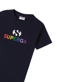 Camiseta de algodón azul marino con un logo central multicolor de "SUPERGA", cuello redondo y mangas cortas.