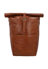 Sac à dos en cuir marron avec un rabat enroulable, une poche avant, une sangle ajustable, une texture lisse et un subtil détail de couture.