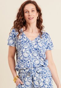 Blauw en wit gestreept shirt van zachte stof met een V-hals en korte mouwen, met een relaxte pasvorm en een gegatherde taille.