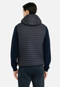 Gilet imbottito blu navy con cappuccio aderente, caratterizzato da motivi trapuntati orizzontali e maniche a contrasto in maglia liscia. Ideale per essere stratificato.