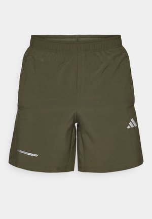 Pantalones cortos deportivos color verde oliva con cintura elástica, logo de Adidas en la pierna derecha y texto reflectante "Adidas Training" en la pierna izquierda.