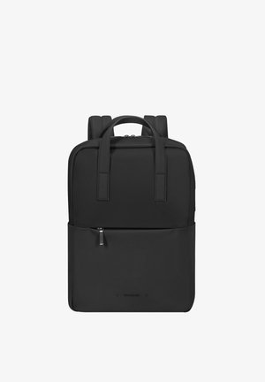 Schwarzer Rucksack mit glatter, strukturierter Oberfläche, zwei oberen Griffen, gepolsterten Schulterriemen und einer vorderen Reißverschlusstasche.