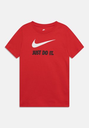 Rød bomuld T-shirt med korte ærmer. Har et hvidt Nike swoosh-logo og fed sort tekst med ordene "JUST DO IT." på forsiden.