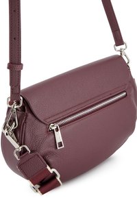 Burgunderfarbene Leder-Umhängetasche mit strukturiertem Finish, geschwungener Form, silbernem Reißverschlussdetail und verstellbarem Tragegurt.