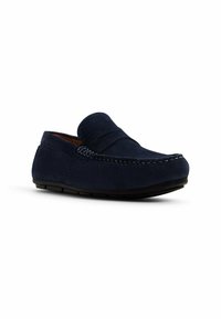 Mocassino in suede blu navy con dettagli di cucitura, punta rotonda e suola bassa in gomma nera. Design semplice con una texture morbida.