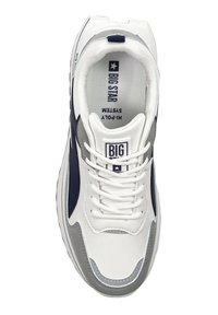 Biały sneaker z szarymi i granatowymi akcentami; teksturowany mesh na języku, sznurowadła i solidna podeszwa; posiada logo na języku i boku.