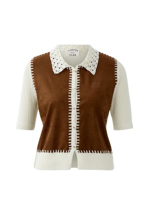Bruine suède cardigan met korte mouwen en witte gebreide knoopsluiting, voorzien van een haakwerk kraag en gestructureerde mouwen.
