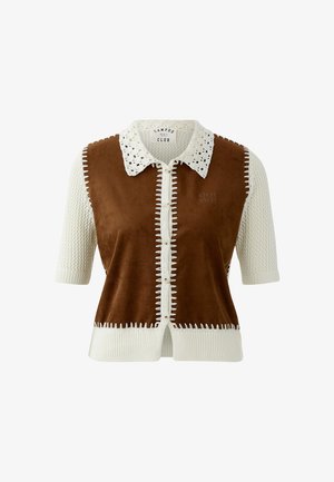 Brauner Strickjacke mit kurzen Ärmeln aus Wildleder und weißen, gestrickten Knöpfen, mit Häkelkragen und strukturierten Ärmeln.