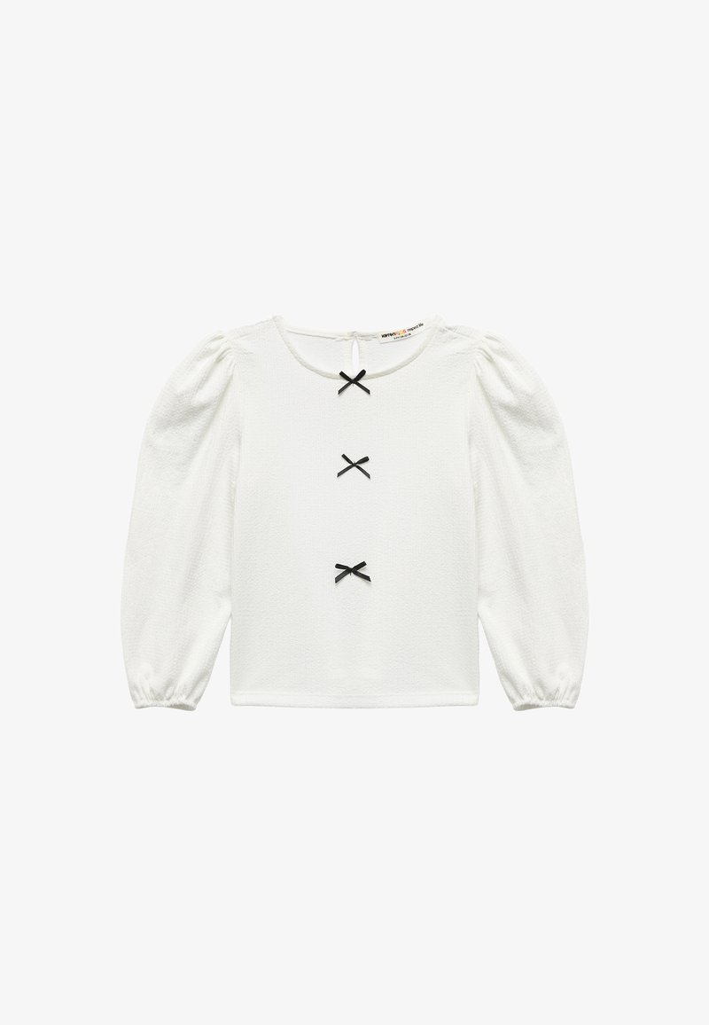 Hvid langærmet bluse med struktureret stof, rund halsudskæring og tre sorte båndaccenter ned langs forsiden. Samlede ærmer ved manchetterne.