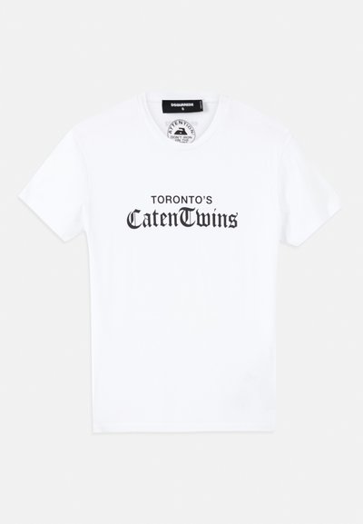 Bijela pamučna majica s crnim ispisanim tekstom "TORONTO'S CatenTwins" na prednjoj strani. Klasični dizajn s okruglim izrezom, kratkim rukavima.