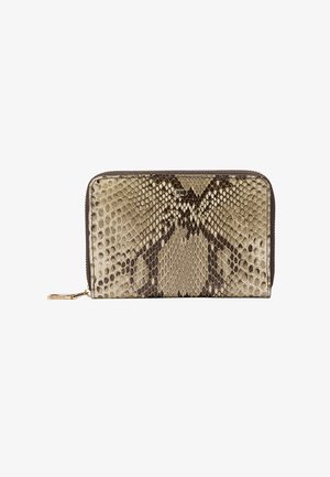 Portfel zapinany na zamek z beżowym i brązowym wzorem skóry węża oraz małym złotym logo z przodu, złota zawieszka suwaka.