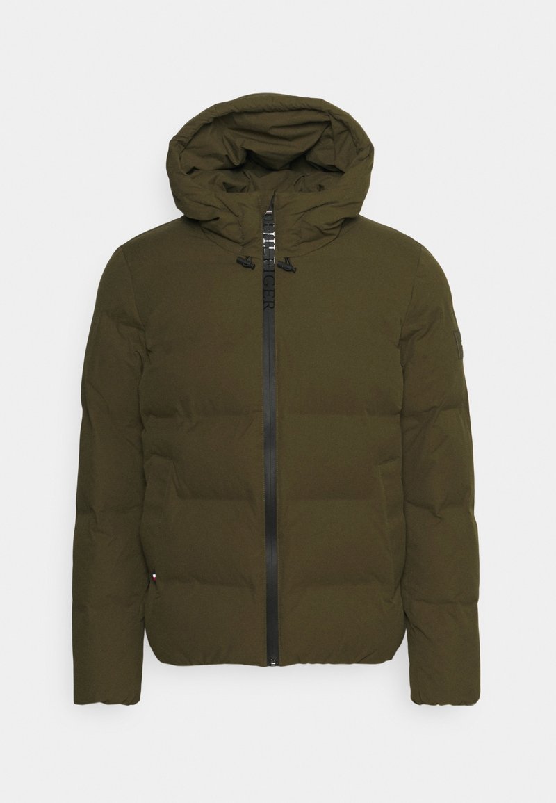 Veste d'hiver matelassée de couleur vert olive avec capuche, fermeture éclair à l'avant et manches longues, présentée sur un fond clair uni.