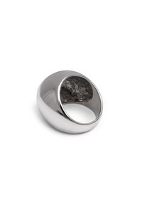Silverfärgad metallring med en slät, polerad utsida och en rundad, öppen design. Inuti finns en texturerad, mörkare yta.