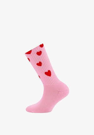 Rosa gerippte Socke mit mehreren roten Herzmustern, gezeigt vor weißem Hintergrund, so positioniert, als würde sie an einem Fuß getragen.