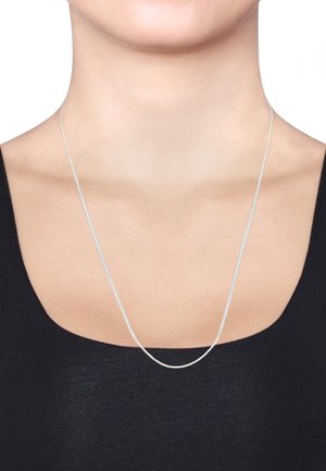 Halskette aus Sterlingsilber mit einem dünnen, filigranen Design, das eine glatte Textur und einen subtilen Glanz aufweist, um den Hals getragen.