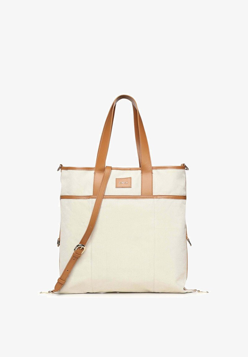 Bolso tipo tote color crema con asas y detalles de piel marrón, con correa de hombro ajustable y detalle de parche frontal.