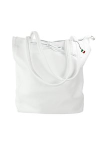 Sac tote en cuir blanc avec une surface texturée, doté de deux longues poignées et d'une fermeture à cordon en haut. Comprend un petit détail drapeau italien.
