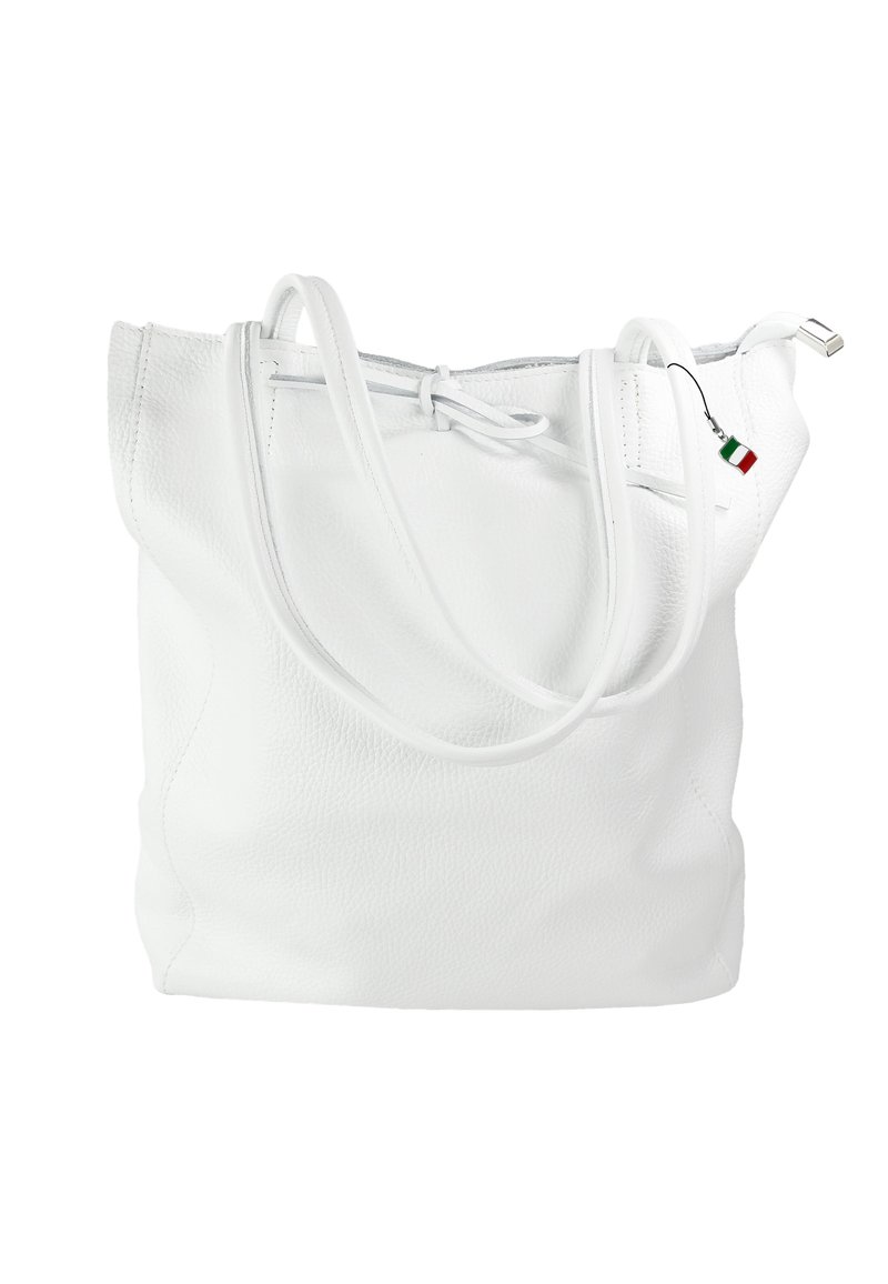 Sac tote en cuir blanc avec une surface texturée, doté de deux longues poignées et d'une fermeture à cordon en haut. Comprend un petit détail drapeau italien.