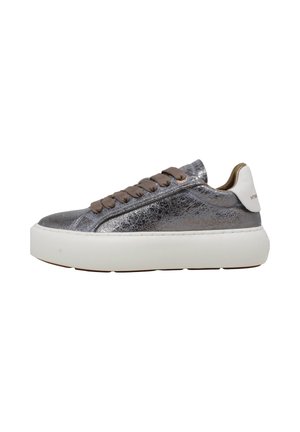Scarpa da ginnastica bassa in grigio scuro metallico con suola bianca spessa, lacci marroni e linguetta posteriore bianca con fodera interna dorata.