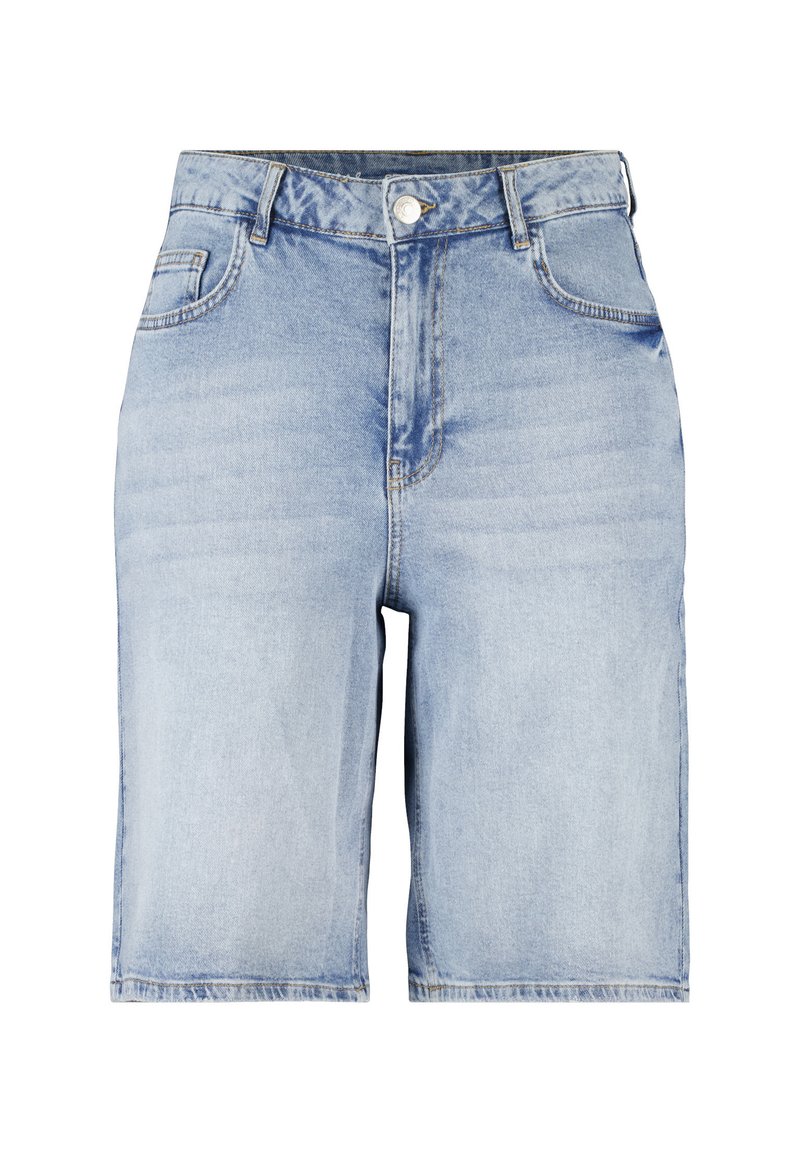 Shorts en denim bleu clair avec une coupe décontractée, dotés de passants de ceinture, de cinq poches, d'une fermeture éclair et d'une fermeture à bouton classique. Texture lisse.