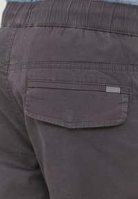 Mørkegrå cargo shorts med en baglomme med stribet accent, elastisk talje og glat stoftekstur.
