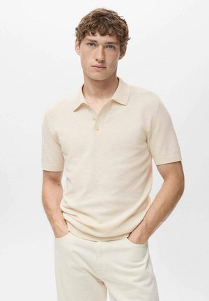Lichtbeige poloshirt met korte mouwen, van een gestructureerde stof, met een platte kraag en een drieknopenlijst, gecombineerd met crèmekleurige broeken.