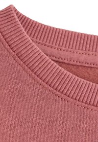 Tessuto di un maglione rosa a maglia con scollo a girocollo a coste. La texture è liscia con cuciture fini e uniformi. Fodera interna morbida.