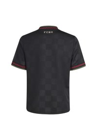 Zwarte sporttrui met een geblokt textuur, rode en groene gedetailleerde accenten op de kraag en mouwen, met "FCBM" op de achterkant gedrukt.