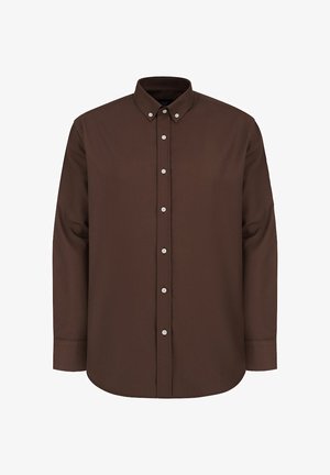 Brązowa koszula z długimi rękawami zapinana na guziki z kołnierzykiem, o gładkiej fakturze i białymi guzikami z przodu.