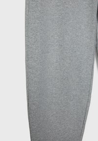 Grå sweatpants lavet af blødt, struktureret stof, med slim fit og minimale sømme, samt et elastisk taljebånd for komfort.