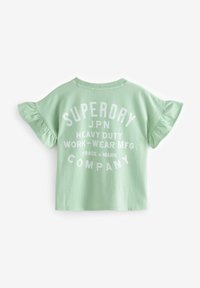 T-shirt in cotone verde menta con maniche arricciate, caratterizzato da un testo grafico bianco sul retro che recita "SUPERDRY HEAVY DUTY WORK-WEAR MFG."