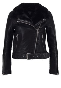 Černá kožená motorkářská bunda s umělým kožíškem, asymetrickým zipem, páskem v pase a bočními zipovými kapsami, s hladkou texturou.
