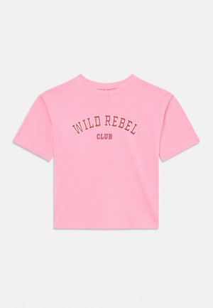 Rosa T-Shirt mit kurzen Ärmeln und Rundhalsausschnitt, auf der Brust in roter Schrift "WILD REBEL CLUB" auf hellgrauem Hintergrund bedruckt.