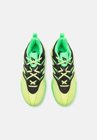 Sorte og neongrøn sneakers med en blanding af mesh og syntetiske materialer, med en afrundet tå og et fremtrædende snøresystem.