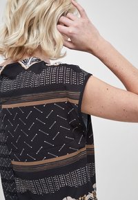 Next Pusero - black