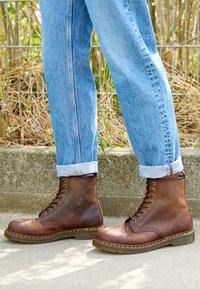 1460 UNISEX - Členkové šnurovacie čižmy - dark brown crazy horse