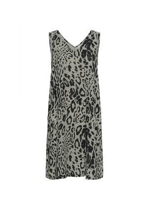 Ujjatlan, szürke ruha fekete leopárdmintával. V-nyakú kialakítás és laza szabás jellemzi. Puha, textúrált anyagból készült.