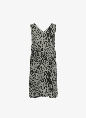 Ujjatlan, szürke ruha fekete leopárdmintával. V-nyakú kialakítás és laza szabás jellemzi. Puha, textúrált anyagból készült.