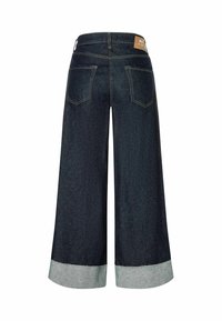 Jean en denim foncé à jambe large avec un revers gris clair, deux poches arrière et une étiquette en tan sur la taille. Design propre et classique.