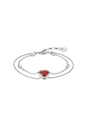 Bracciale a doppia catena in argento con piccole pietre trasparenti e un charm centrale a forma di cuore rosso con gemma. Chiusura regolabile con targhetta a forma di cuore.