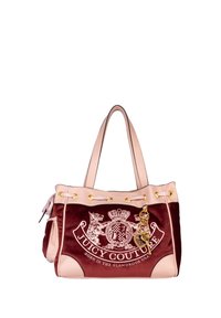 Borsa a mano in velluto bordeaux con accenti in cuoio sintetico rosa chiaro, occhielli dorati e dettaglio in catena con il logo "Juicy Couture".
